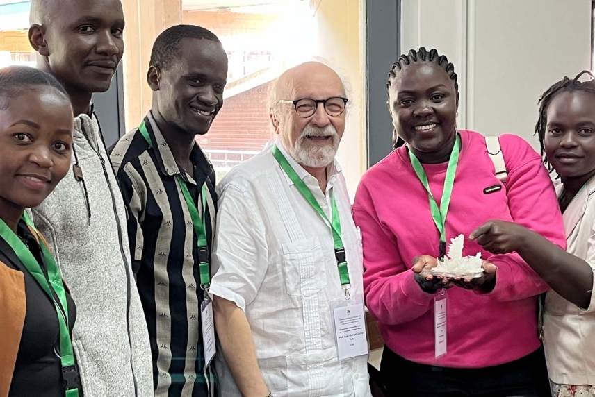 Iniciative Learning How Science Works with Crystals: Professor with students.