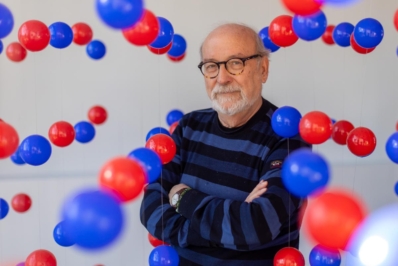 Juan Manuel García-Ruiz posa con una maqueta gigante de un cristal en el Instituto Andaluz de Ciencias de la Tierra del CSIC, en Armilla. Pepe Marín.
