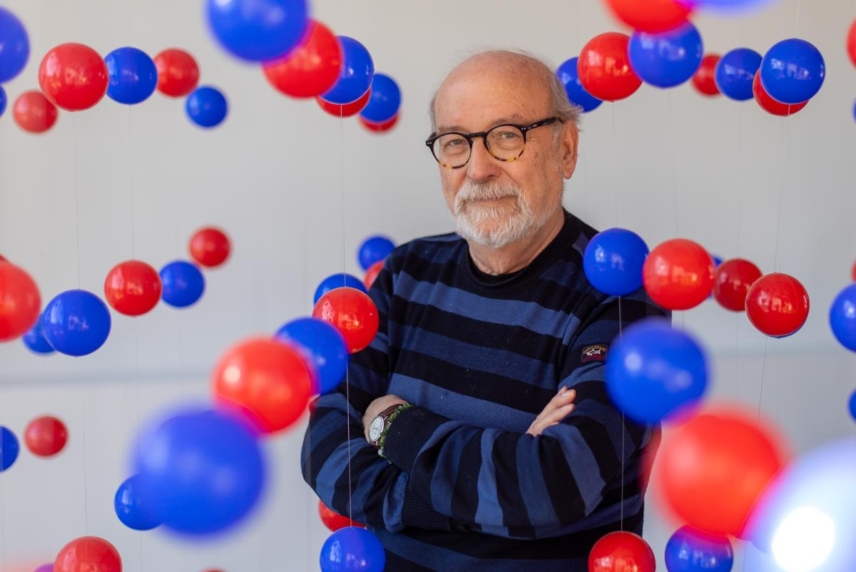Juan Manuel García-Ruiz posa con una maqueta gigante de un cristal en el Instituto Andaluz de Ciencias de la Tierra del CSIC, en Armilla. Pepe Marín.