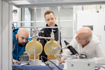 El profesor del Donostia International Physics Center (DIPC), Juan Manuel García-Ruiz (d), líder del proyecto científico europeo Protos que investiga el origen de la vida en la tierra, junto a mimbros de su equipo. EFE/DIPC.